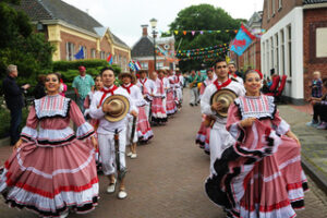 Dansgroep Tierra Colombiana tijdens 'Op Roakeldais'.